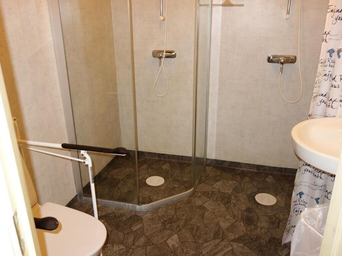 Bathroom 3, Torget Vandrarhem - Hostel, Kävlinge
