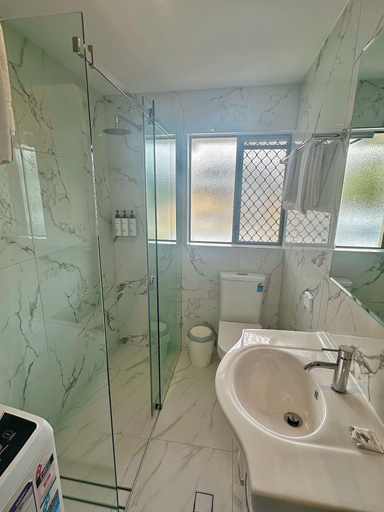 Bathroom 5, Quest Ascot, Ascot