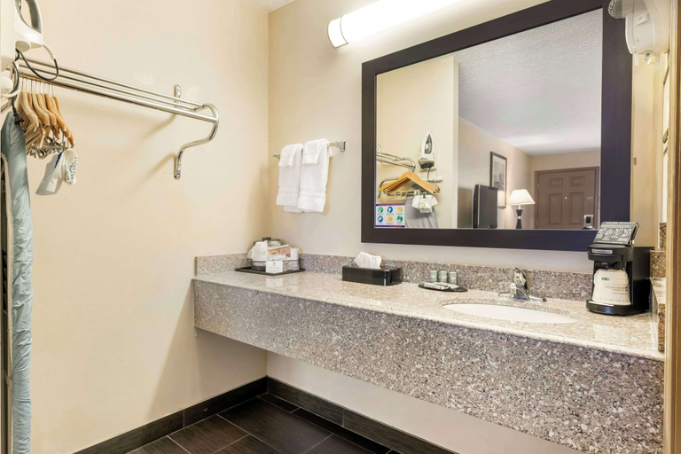 Bathroom 4, Best Western Van Buren Inn, Crawford