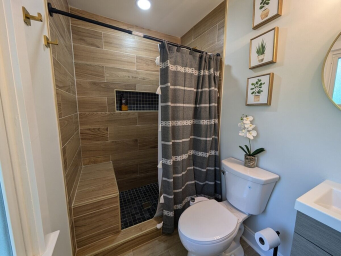 Bathroom 3, Malone Home, Floyd