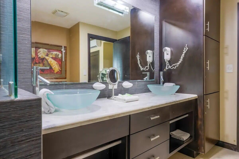 Bathroom, Diamante del sol 601N, Garabito