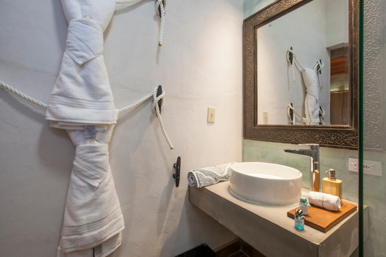 Bathroom 2, Aquamarina, La Paz