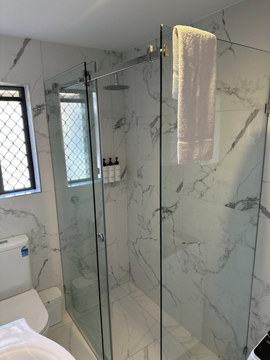 Bathroom 5, Quest Ascot, Ascot