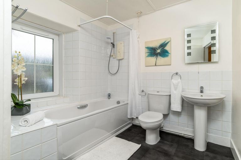 Bathroom 2, The Green Inn Rooms, Aberdeenshire