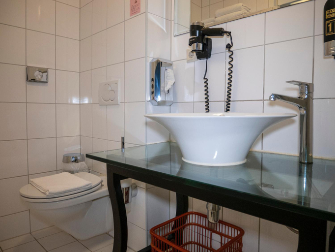Bathroom 3, Hotel Hague Center, Den Haag