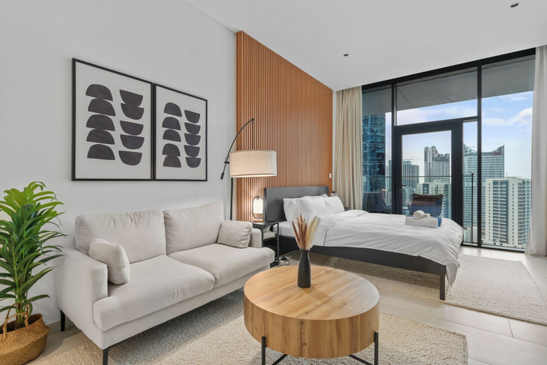 Room 4, Waves - Chic High-Floor Studio Retreat with Canal Views, Dubai