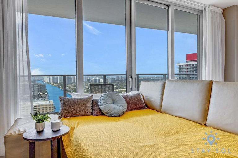 Room 4, Luxury 3 Br Stunning View High Floor Hot Tub, Broward