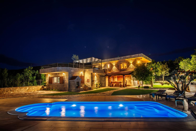 Others 4, Stone House Korita, Otok