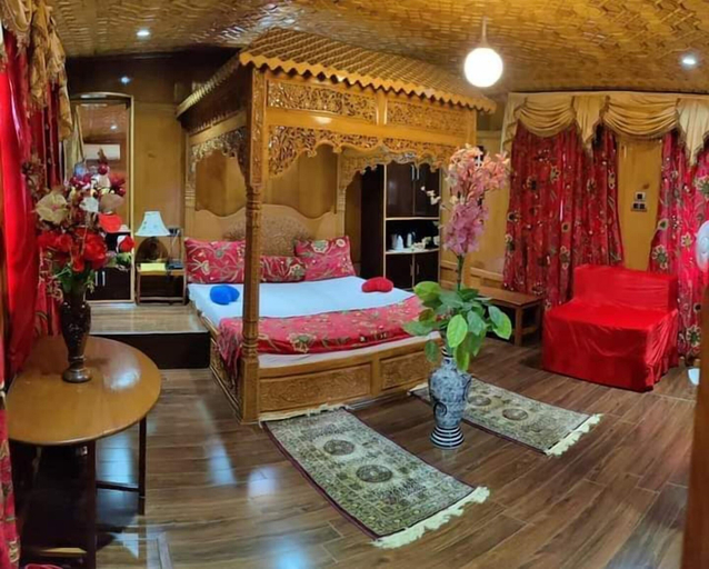 Bedroom 2, The Mughal Palace Eco Luxury Houseboat, Srinagar