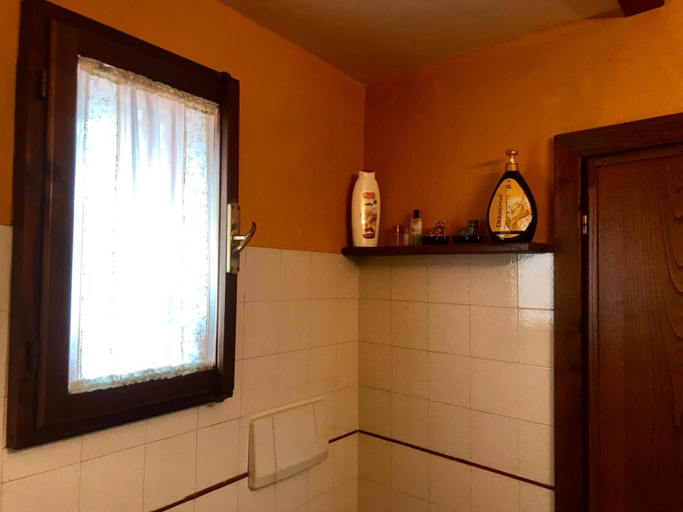 Bathroom 2, Borgo Vecchio, Viterbo