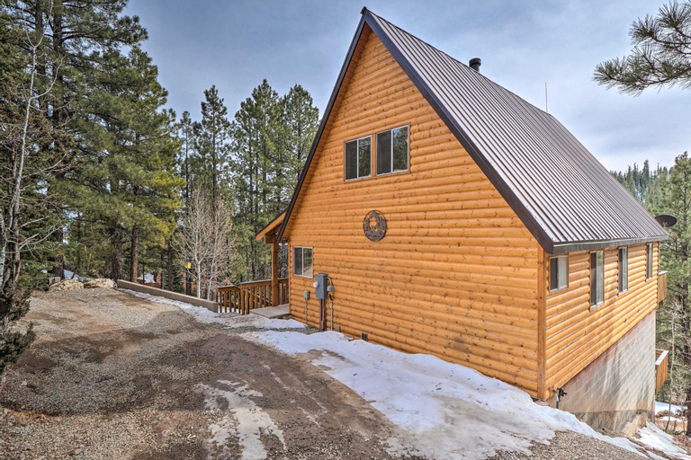 Pet-Friendly Duck Creek Village Cabin with Fire Pit!, Kane