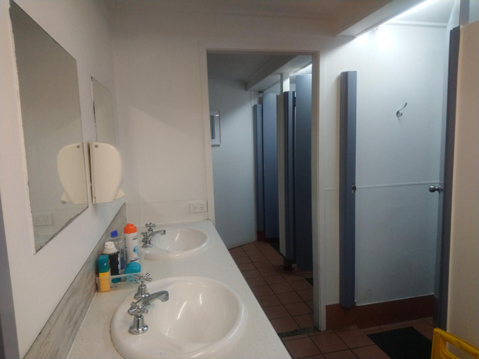 Bathroom 4, Mumma 's Hostel Cairns, Cairns