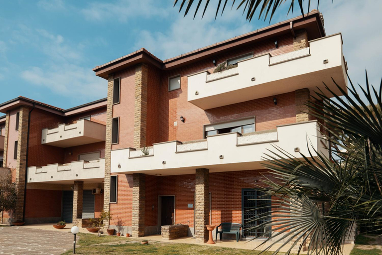 Exterior & Views