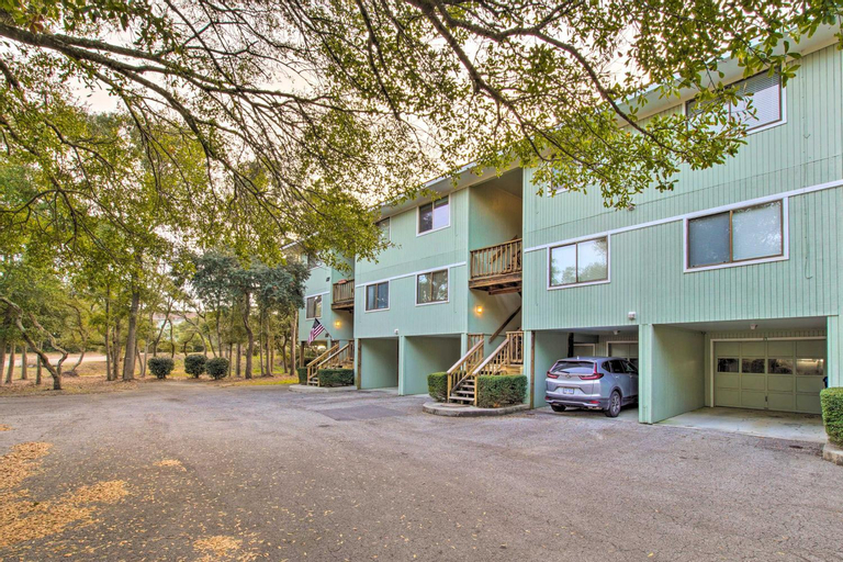 Sound of the Sea Oak Island Condo with Pools!, Brunswick