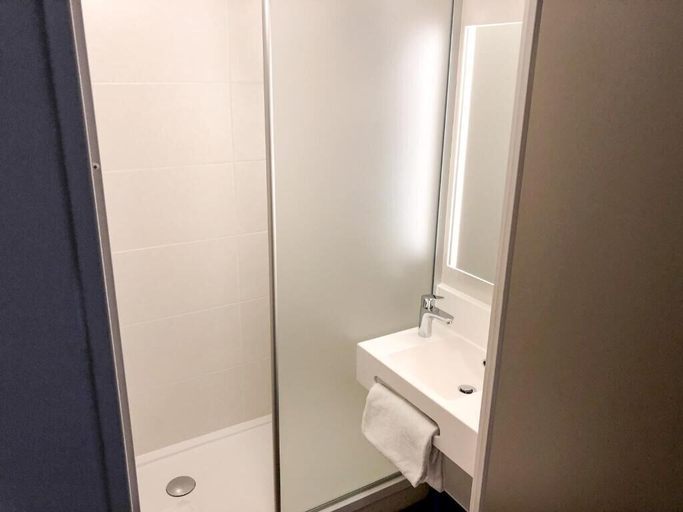 Bathroom, B&B HOTEL CHARTRES Océane, Eure-et-Loir