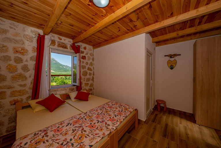 Others 5, Ethno house OSOBAK