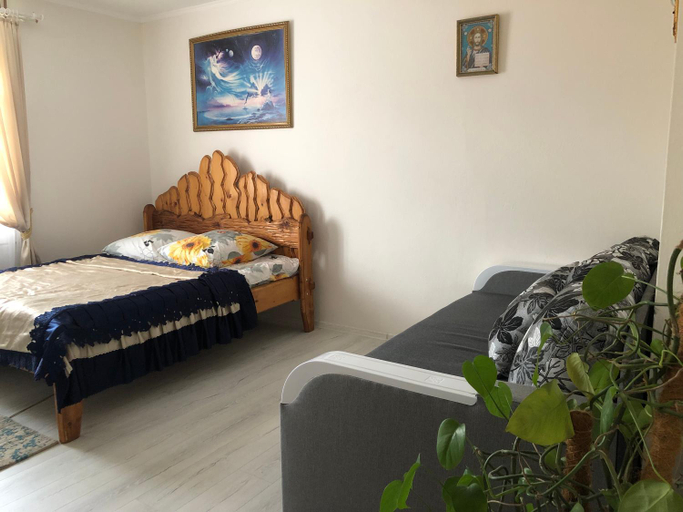Bedroom 2, Біля Погару, Skolivs'kyi