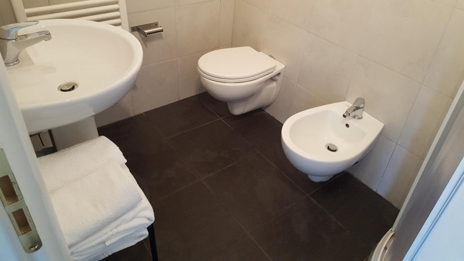 Bathroom 3, Hotel Sauro, Lucca