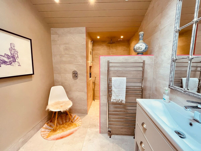 Others 5, Luxury Countryside Haven for 10, West Sussex