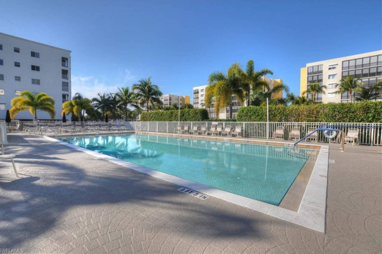 Sport & Beauty, 4361 Bay Beach Ln #422, Lee