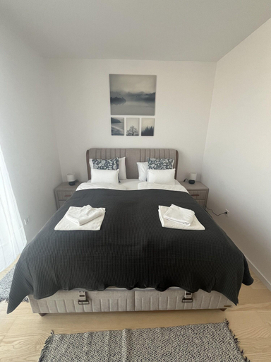 Bedroom 4, Waterfront City Apartments By Urbanrent, Budapesti