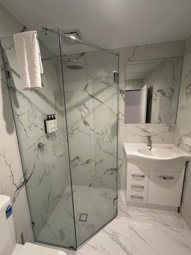 Bathroom 5, Quest Ascot, Ascot