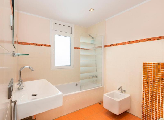 Bathroom 5, 2016 Villa moderna al canal con 4 habitaciones by homeselectspain, Girona