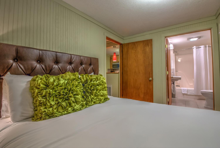 Bedroom, Linville Falls Lodge & Cottages, Burke