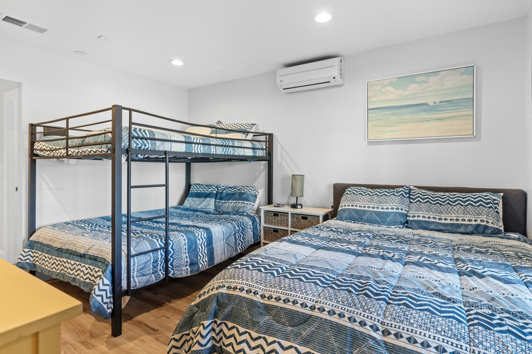 Bedroom 3, Zula Life Beach House, Sleeps 16, Private Heated Pool and Spa, 4min Walk To The Beach, Pets Welcome,, Okaloosa