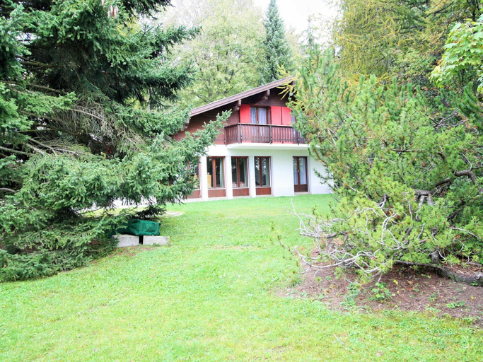 Others 5, Spacious Chalet near Forest, Sierre