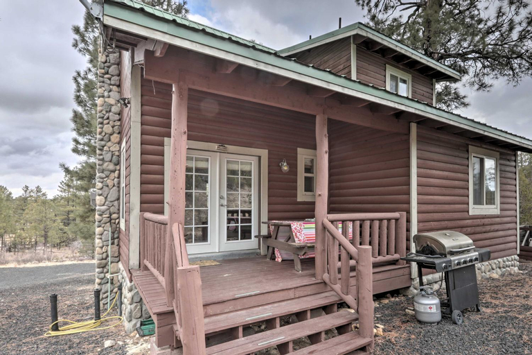 Cozy Heber-Overgaard Cabin with Fire Pit, Game Room!, Navajo