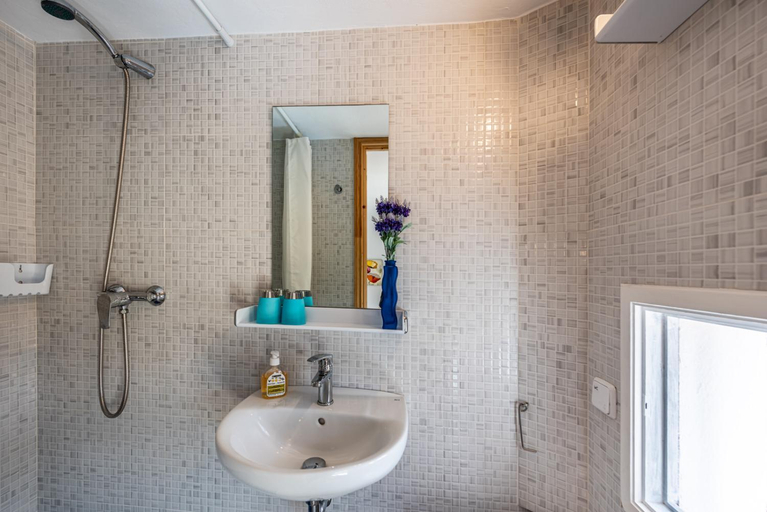 Bathroom 4, Castell des Paradis, Baleares