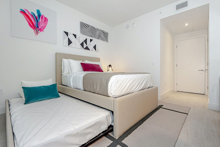 Room 2, Wrap Around Balcony Paradise Beach Amazing Pools, Broward