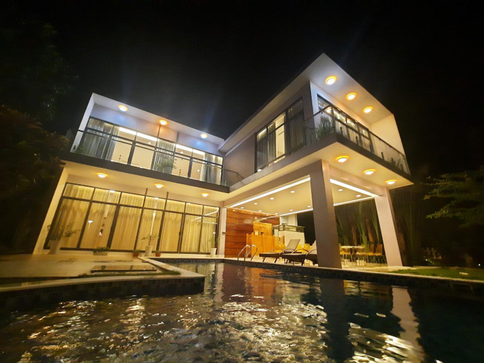 Exterior 12