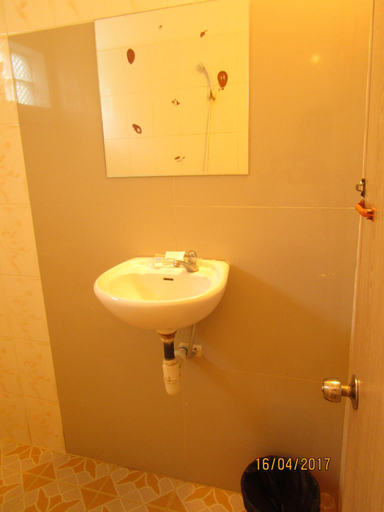 Bathroom 5, Visal Sak Guesthouse, Kaeb