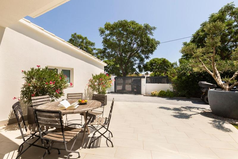 Entrance 4, 2016 Villa moderna al canal con 4 habitaciones by homeselectspain, Girona