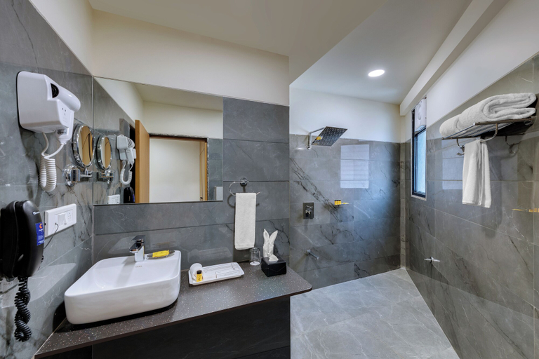 Bathroom, Comfort Inn sapphire Chandkheda, Gandhinagar
