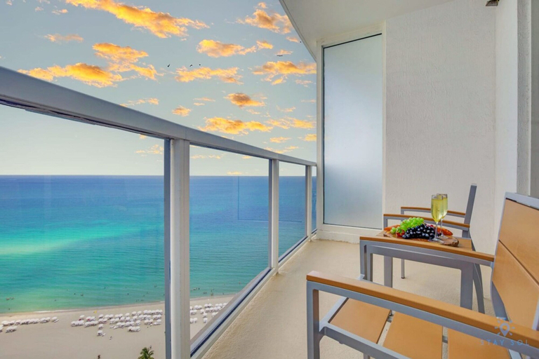 Room 3, Sunny Isles Bliss Beachfront Retreat for 4, Miami-Dade