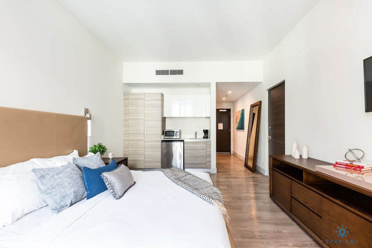 Room 4, Perfect Relax Rooftop Pool Hot Tub Up to 6, Broward