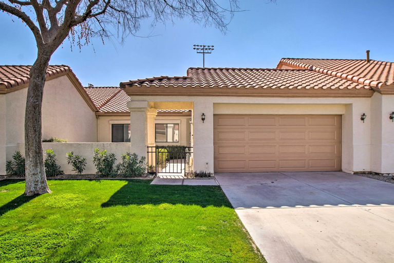 7 Mi to Mill Ave BBQ-Ready Mesa Townhouse, Maricopa