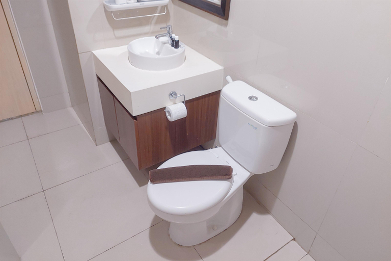 Bathroom 5, Homey 1BR at Tree Park City BSD Apartment By Travelio, Tangerang Selatan