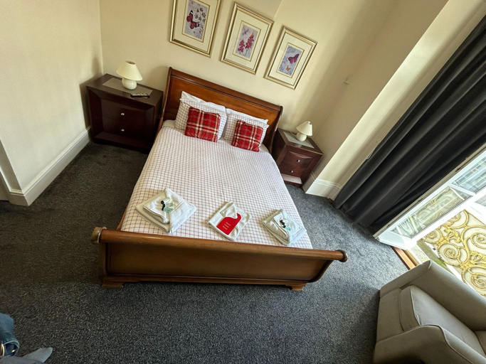 Bedroom 5, Lyndhurst Hotel, Norfolk