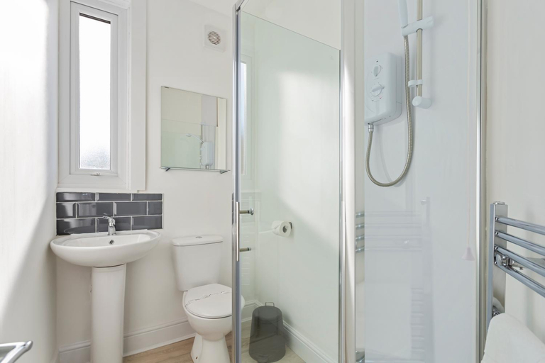 Bathroom 2, Jasmine Villa - Ideal for QMC & Uni - Free parking, Nottingham