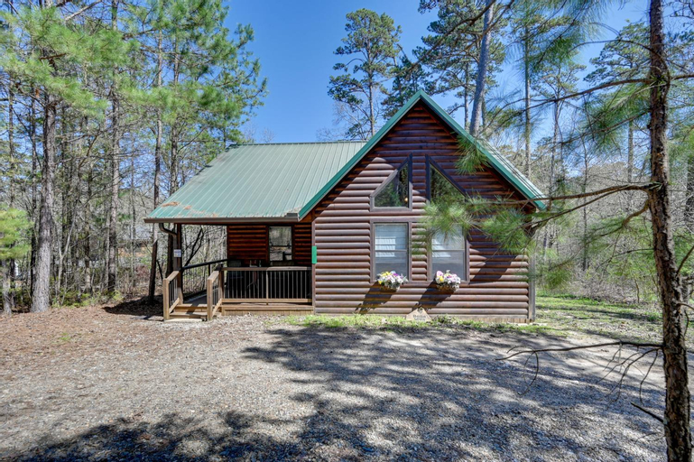 Broken Bow Cabin with Hot Tub and Fire Pit, Near Lake!, McCurtain