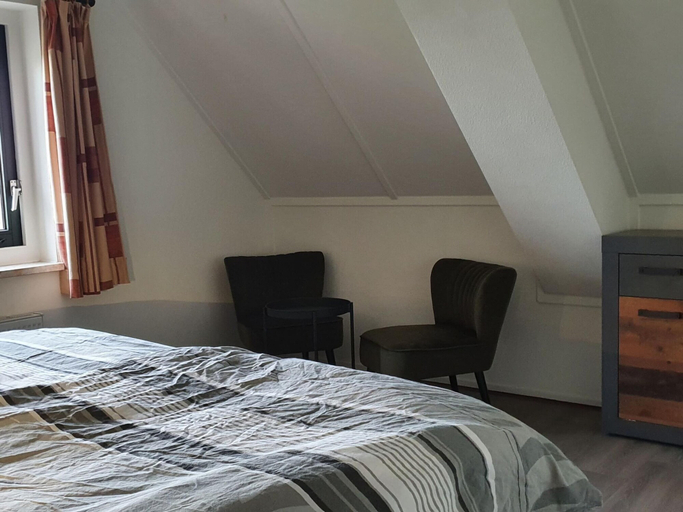 Room 4, Nice Holiday Home with Sauna & Hot Tub near Wadden Sea, Franekeradeel
