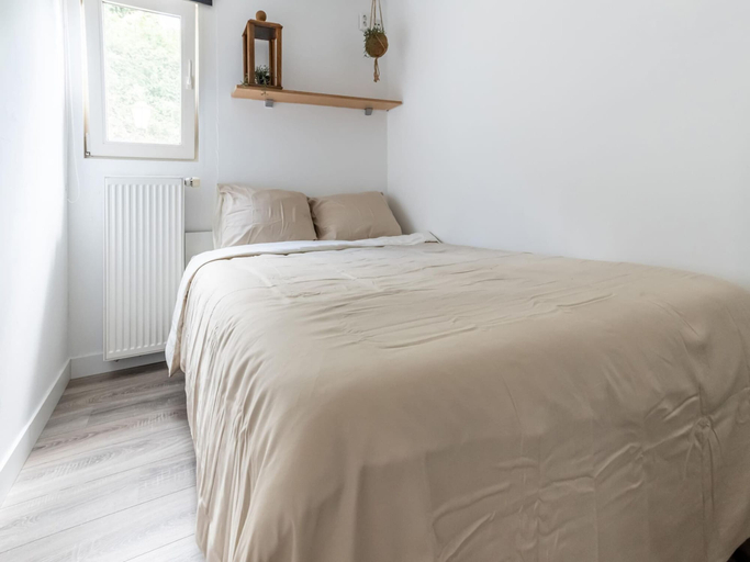 Room 5, Idyllic Holiday Home in Ooltgensplaat on the Water, Oostflakkee