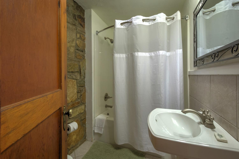 Bathroom, Linville Falls Lodge & Cottages, Burke