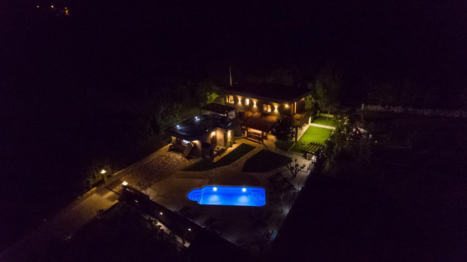Others 5, Stone House Korita, Otok