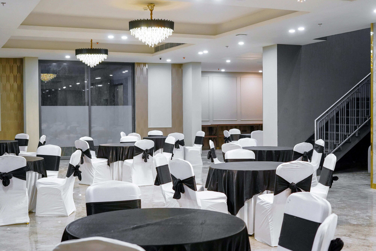 Food & Drinks 5, Saltstayz Select - Golf Course Road & Sector 57, Gurgaon