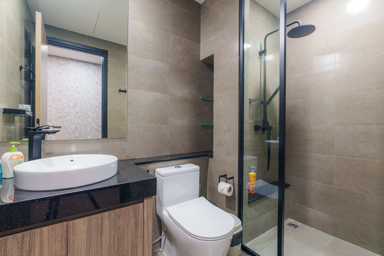 Bathroom 3, Imperial De La SoL District 4, District 4